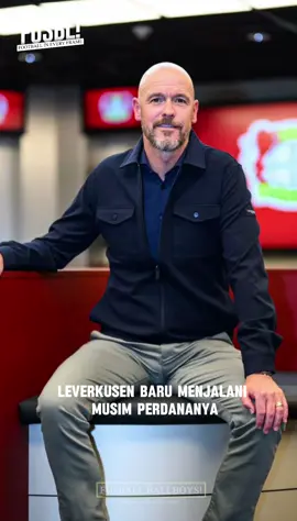Ten Hag di Ujung Tanduk, Bisa Segera Ikut Jejak Dua Mantan Pelatih MU? Erik ten Hag menghadapi tekanan besar di Bayer Leverkusen meski baru saja ditunjuk sebagai pelatih. Leverkusen membuka Bundesliga musim 2025/2026 dengan kekalahan 1-2 dari Hoffenheim, setelah sebelumnya juga gagal menunjukkan performa meyakinkan di laga-laga uji coba.  Media Jerman menyebut para petinggi klub sudah mulai kehilangan kesabaran. Mereka menilai permainan Leverkusen di bawah Ten Hag sangat lesu: minim pressing, tidak ada serangan balik berbahaya, dan bahkan isu keretakan di ruang ganti mulai bermunculan. Situasi semakin sulit karena Ten Hag kehilangan delapan pemain kunci di musim panas, termasuk nama-nama penting seperti Florian Wirtz, Jeremie Frimpong, Granit Xhaka, dan Jonathan Tah. Kondisi ini membuat Leverkusen terlihat rapuh di awal musim dan memperbesar tekanan pada sang pelatih. Petinggi klub disebut mulai mempertimbangkan opsi pemecatan lebih cepat mumpung masih di awal musim. Jika benar-benar terjadi, Ten Hag bisa segera menyusul nasib José Mourinho dan Ole Gunnar Solskjaer—dua mantan bos Manchester United yang juga dipecat ketika gagal memenuhi ekspektasi. Kini, nasib Ten Hag benar-benar bergantung pada seberapa cepat ia mampu membalikkan keadaan.