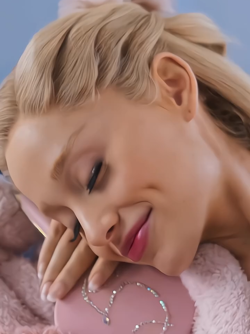 @arianagrande 🩷 