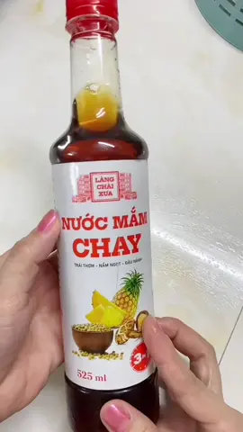 Nước Mắm Chay Làng Chài Xưa chai 525ml được ủ từ nấm ngọt , đậu nành , trái thơm nên hương vị thơm ngon ngọt , ăn rất thích#MẹGinRiViu #ngon #nướcmắm #chay 