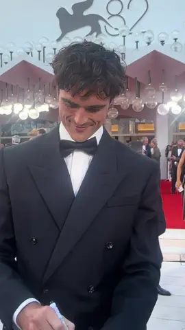 can’t believe i witnessed this with my own eyes #jacobelordi #venice82 #venicefilmfestival #frankenstein #moviepremiere 