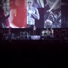 DIVE LIKE HELL AND DESTROY！！     some live clips of my favorite song of all time🖤🖤  ～  Hageshisa to kono mune no naka de karamitsuita shakunetsu no yami ～ kyos voice is so powerful, its insane  #vkei #direngrey #visualkei #metal #xybca  dir en grey, kyo dir en grey, toshiya dir en grey, vkei, visual kei, jmetal, jrock, scream, song, live, relatable, gusjenica