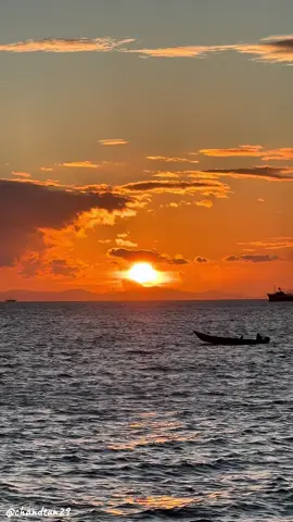 Kita kan tua dan kehilangan pegangan Lihat senyummu memberikan kekuatan Sisa nafasku, cinta tak kenal waktu Menjagamu #terbuangdalamwaktu #sore #senja #sunset #sorongpapuabarat 
