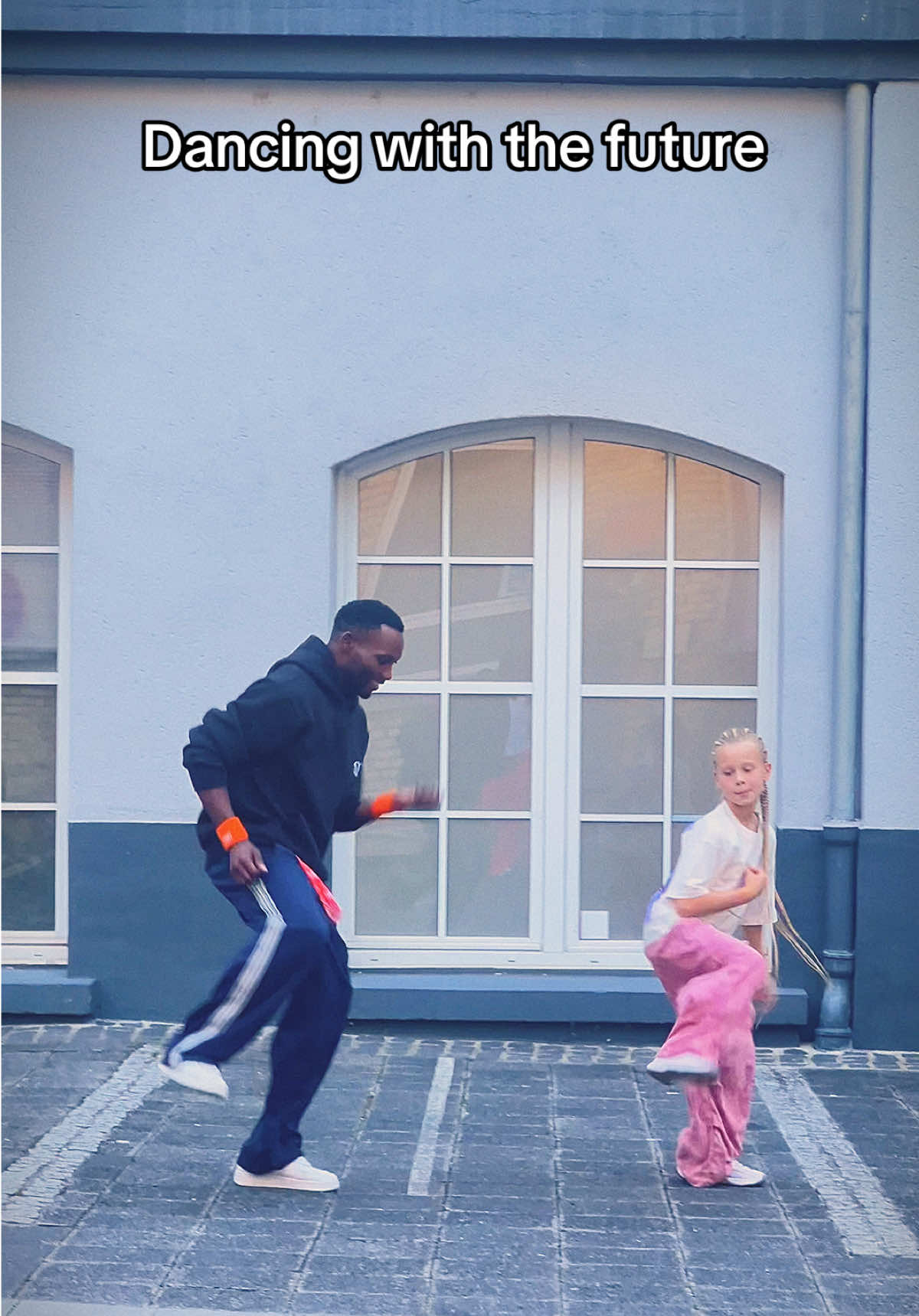 Love her vibe #socialexperiment #positive #goodvibesonly #dancer #happynewyear 