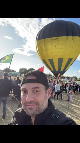 Hier au MFG FMG - Festival de montgolfières de Gatineau on a enfin eu la chance d’assister à la grande envolée des montgolfières 🎈✨ une première pour nous puisque la dernière fois on avait manqué ce moment magique! La soirée a continué en musique avec plusieurs spectacles, dont 2Frères 🎶 et un bel hommage aux BB avec mon petit cousin Ludovic sur scène 🙌. Et aujourd’hui, on poursuit l’aventure, mais cette fois c’est direction les manèges pour Victoria 🎡💜 #MFG #MomentsMagiques #FamilleChampagne @Montgolfières Gatineau (FMG) 