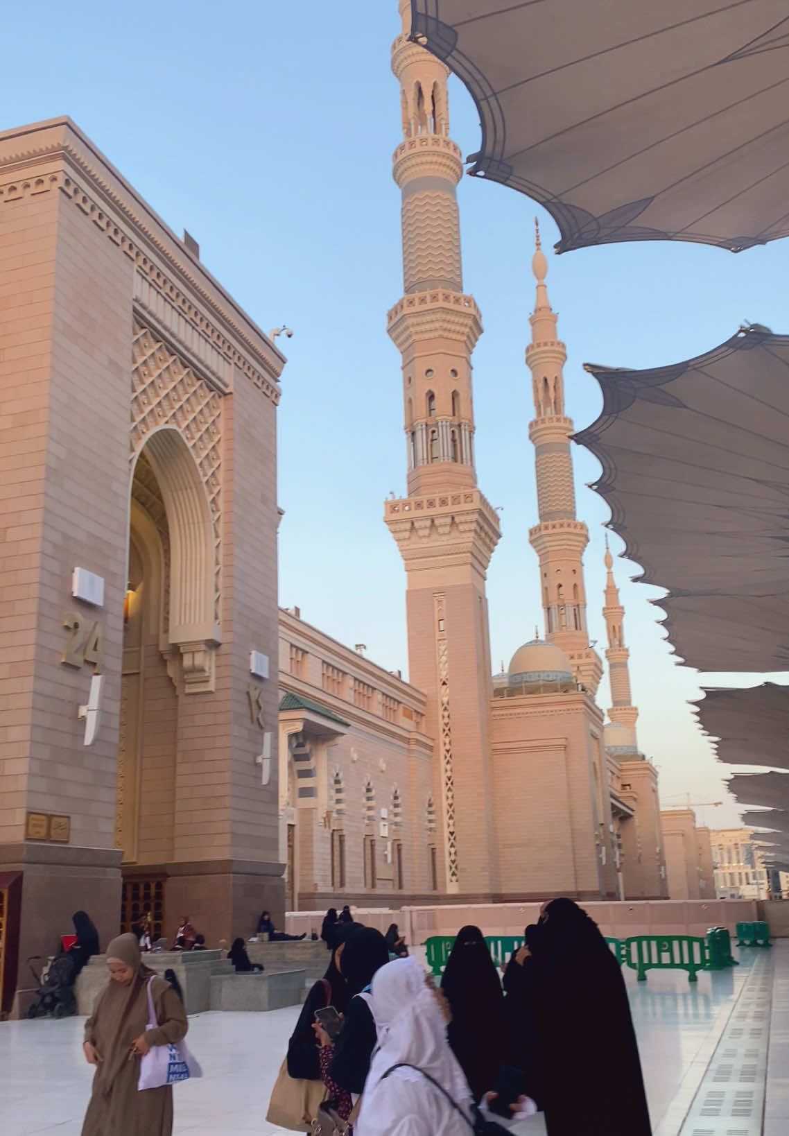 Siapa disini yg punya kenangan di Pintu 25 🥹🫶🏻 #masjidnabawi #madinah #umroh2025 #pintu25mesjidnabawi 