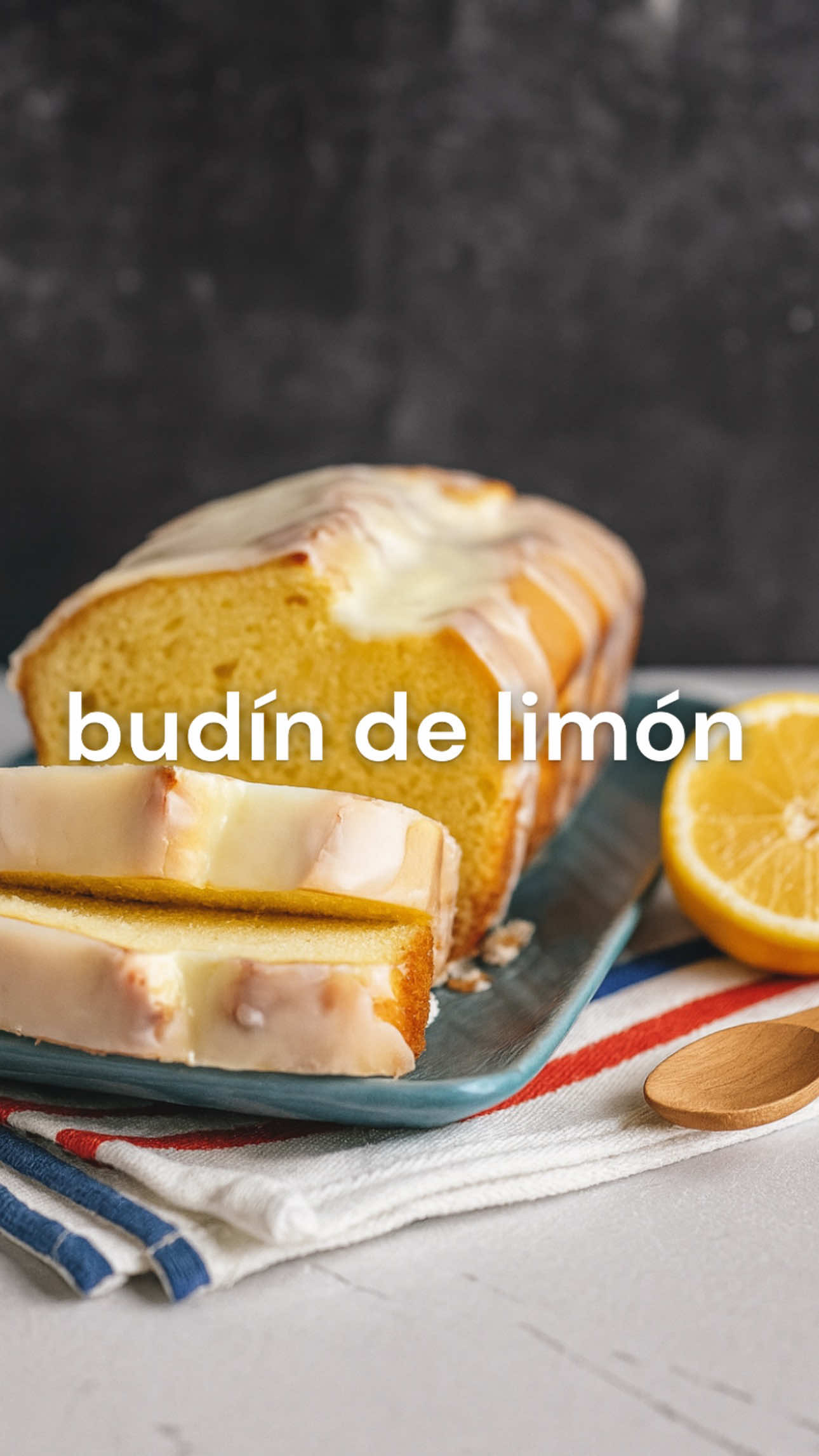 RECETA DE BUDÍN DE LIMÓN: húmedo y esponjoso El budín de limón es un clásico de la repostería casera: fresco, suave y con un toque cítrico irresistible. Perfecto para la merienda, el desayuno o acompañar un café. Ingredientes para Budín de Limón - 200 g de azúcar - 2 limones (ralladura y jugo) - 2 huevos - 150 ml de aceite - 180 ml de leche - 400 g de harina leudante - 150 g de azúcar impalpable (para el glaseado) Cómo hacer Budín de Limón paso a paso 1. Aromatizar el azúcar: Colocar el azúcar en un bowl, agregar la ralladura de los limones y masajear con las manos durante unos minutos para que libere todo su aroma. 2. Preparar la buttermilk: Mezclar el jugo de los dos limones con la leche y dejar reposar unos minutos hasta que espese ligeramente. 3. Armar la mezcla: A la mezcla de azúcar aromatizada, agregar los huevos y batir hasta integrar. Incorporar el aceite, luego la buttermilk y mezclar. 4. Agregar los secos: Sumar la harina leudante y batir hasta que la preparación quede homogénea. 5. Horneado: Verter la mezcla en un molde enmantecado y enharinado (o cubierto con papel manteca) de unos 25 cm. Llevar a horno precalentado a 180 °C durante 30 a 40 minutos, hasta que al clavar un palillo salga limpio. 6. Glaseado de limón: Mezclar el azúcar impalpable con unas gotas de jugo de limón hasta lograr una textura espesa. Esparcir sobre el budín una vez frío. Tips para un budín de limón perfecto - Podés reemplazar parte de la leche por yogur natural para más humedad. - Si querés un sabor más intenso, sumá esencia de vainilla o unas semillas de amapola. - Conservá el budín en un recipiente hermético para que se mantenga fresco varios días.