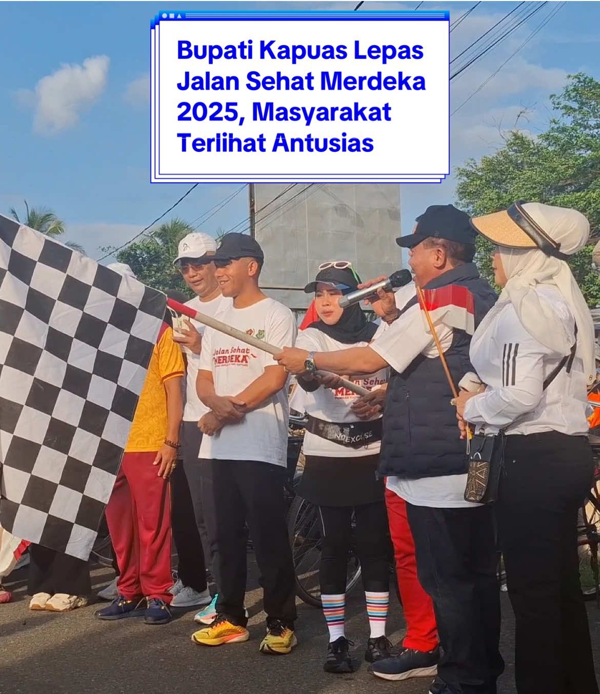 Kuala Kapuas – Ribuan masyarakat Kabupaten Kapuas antusias mengikuti kegiatan Jalan Sehat Merdeka 2025 yang dilepas langsung oleh Bupati Kapuas, H. Muhammad Wiyatno, S.P., bertempat di kawasan Stadion Panunjung Tarung Kuala Kapuas, Minggu (31/8/2025). Turut hadir, Wakil Bupati Kapuas, Dodo, S.P., Sekretaris Daerah Kabupaten Kapuas, Usis I. Sangkai, Unsur Forkopimda, para kepala OPD lingkup pemkab kapuas, Ketua TP PKK Kapuas, Siti Saniah Wiyatno, Ketua DWP Kapuas, Silvya Veronita Usis, Ketua Persatuan Wartawan Indonesia (PWI) Kapuas, Sri Hayati, beserta jajaran serta masyarakat yang mengikuti kegiatan.  #diskominfosantikkapuas #kapuas #kapuasbersinar 