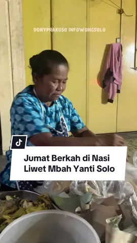 Alhamdulillah Nasi liwet Mbah Yanti yang kemarin viral sekarang sudah ramai. Terimakasih temen2 di Solo yang sudah bantu ramai in beliau. Kesempatan ini kita juga beli Jumat berkah untuk melanjutan rentetan Jumat berkah kita. - Jumat berkah,titip beli dibagikan,titip rezeki donasi bisa klik link di bio atau inbox DM - GMaps:Batik Krisna (Sondakan Laweyan Solo) Depanya - #pedagangsepi #pedagangtua #pedagangkecil #pedagangsepisolo #kulinersolo 