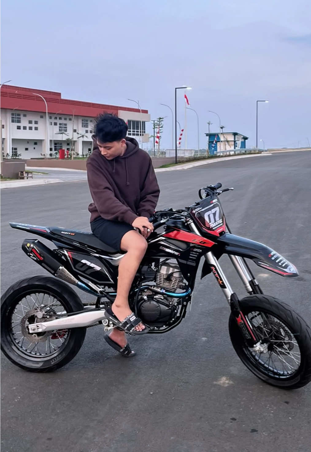 Nyore sm motor kesayangan🫶🏻 #masyuz_ #crfsupermoto #crfganteng 