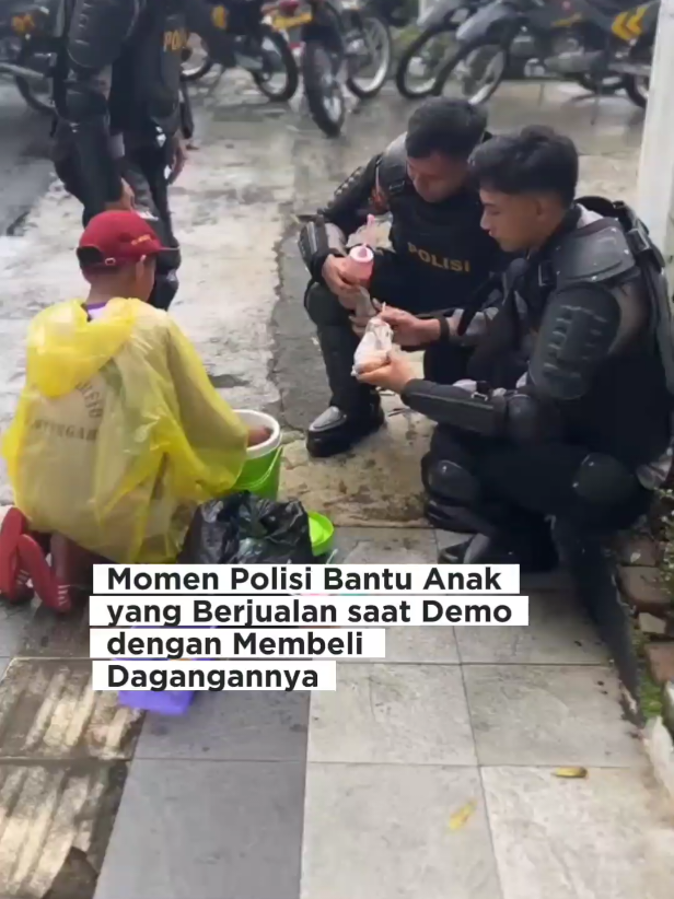 Momen polisi bantu anak yg berjualan saat demo #brimobuntukindonesia #polri #kapolri #fyppppppppppppppppppppppp 