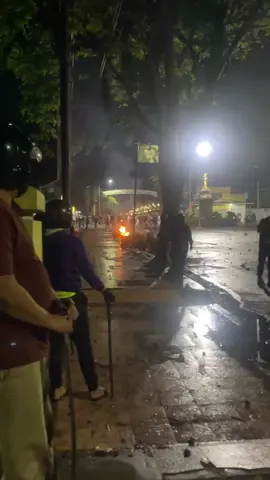 Lanjutan vidio sebelumnya aksi rusuh di Mapolres Blitar Kota semalam, Kota Blitar mengecam keras bagi para perusuh yg hanya membuat kekacauan di Bumi Bung Karno ini. 