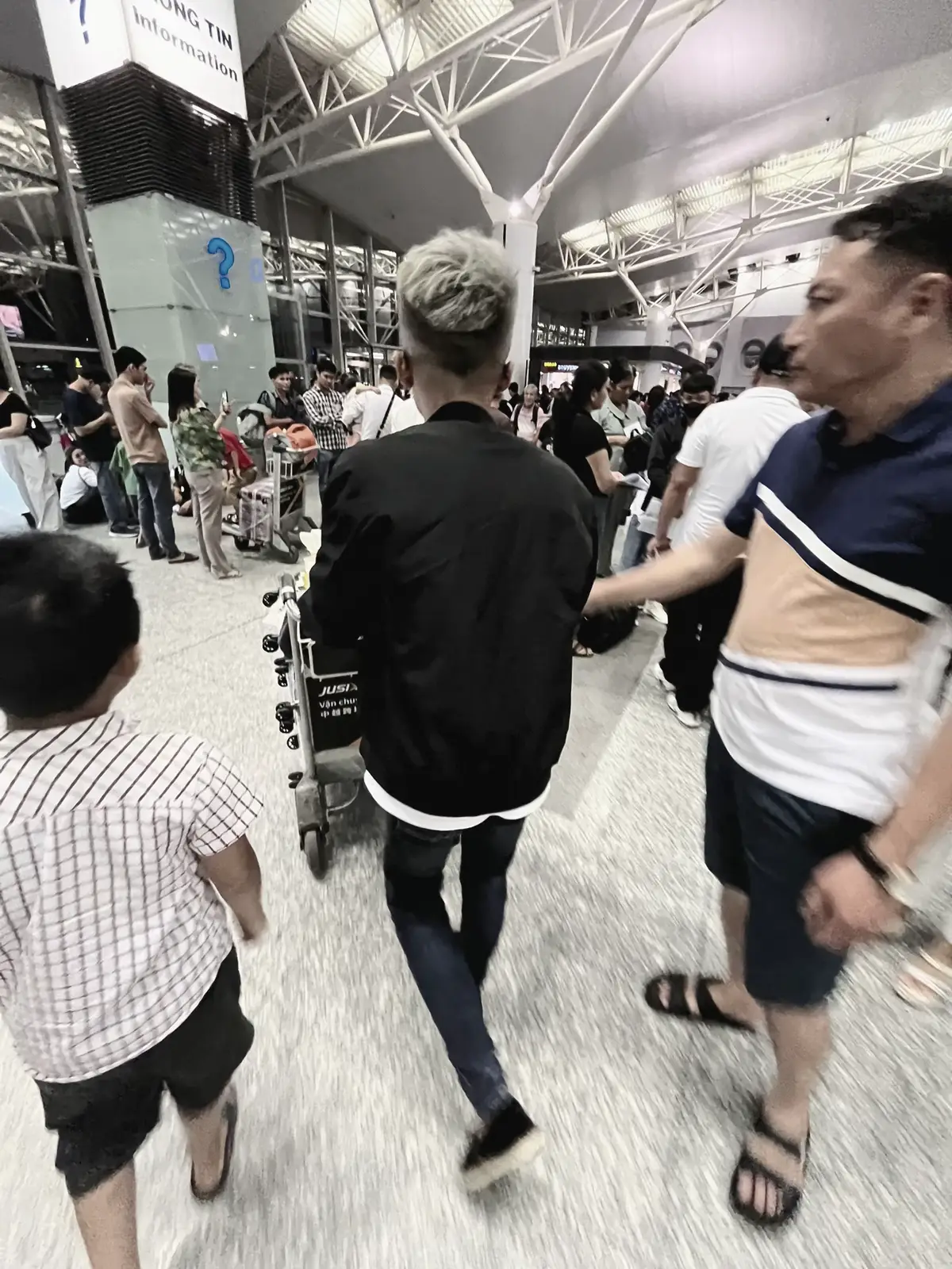 Tâm không vững nên để đời dắt đi nhiều lối. Những điều giả dối, chỉ có người bên cạnh ta và cũng chỉ có mình ta hiểu.. #caption 