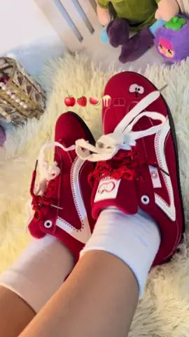 กรี๊ดดดสีแดงแรงฤทธิ์ สวยจนต้องจัดเพิ่ม🍎🍏#รองเท้าผ้าใบ #รองเท้าผู้หญิง #รองเท้าผ้าใบผู้หญิง #รีวิวแฟชั่นผู้หญิง #สไตล์การแต่งตัว