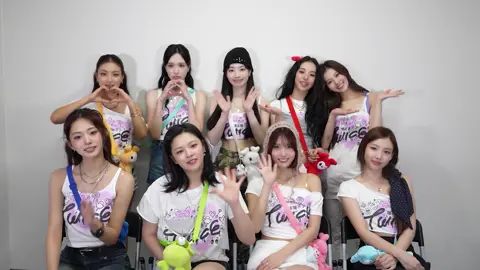 話題の生ドーナツ専門店 I’m donut ？× TWICEコラボドーナツセット🍩✨ TWICE JAPAN 6th ALBUM『ENEMY』をモチーフにした4種のドーナツが期間限定で発売中！ 数量限定なので、お早めにチェックしてください🫶 第1弾セット　8/27（水）～9/8（月） 第2弾セット　9/9（火）～9/18（木） 詳しくはこちらから https://twicejapan.com/news/detail/1844 #imdonut #アイムドーナツ #TWICE #ENEMY  #TWICE_ENEMY #JAPAN6thALBUM ---