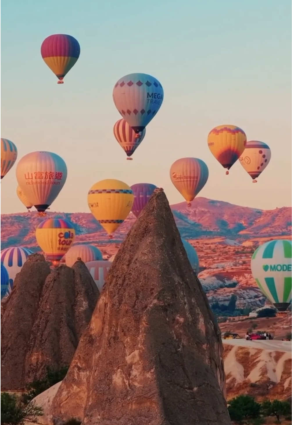 Cappadocia Hot Air Balloon Festival brought together balloons from all around the world, filling the sky with vibrant colours. A breathtaking display that turned the morning into pure magic. 🎈 #GoTürkiye #Cappadocia #LandofFairytales #FairyChimneys #HotAirBalloon 