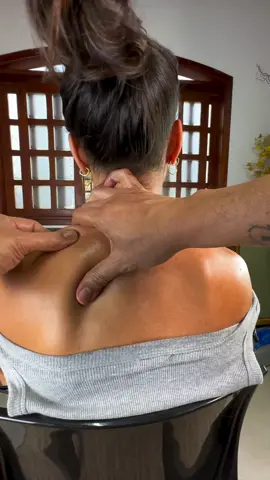 ✨ Domingo de cansancio acumulado ✨ El domingo muchas veces sentimos el peso de toda la semana en nuestro cuerpo 😮‍💨. Uno de los músculos que más sufre es el trapecio, encargado de sostener cuello, hombros y espalda alta. Cuando está tenso puede provocar: ✔ Dolor cervical ✔ Rigidez en hombros ✔ Dolores de cabeza tensionales 🙌 Un buen masaje terapéutico ayuda a relajar esta zona, liberar la tensión y recargar energías para comenzar la semana con ligereza. 💆‍♂️ Dale a tu cuerpo el descanso que merece este domingo, porque cuidarte hoy es invertir en tu bienestar de mañana. 📲 Agenda tu sesión: Agenda abierta para día lunes💆🏻‍♂️🧘🏻‍♂️ Instagram: @masajesandres_curacavi TikTok: @masajesandres_curacavi Twitter: @masajesandres_ #amor #viral #masajes #Love #fyp 