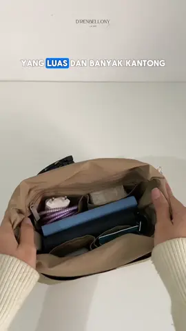Bag organizer satu ini bisa untuk daily productivities kamu atau bisa jadi pouch kosmetik, lho! Bisa juga dipakai harian maupun dibawa saat traveling 🤩 Punya banyak kantong organizer, ✨Jennie Bag Organizer✨ bisa simpan barang-barang kamu dengan rapi dan aman! Dijamin bikin aktivitas kamu makin sat set, deh! Buat kamu yang ingin keseharian kamu makin sat set, wajib banget punya bag organizer satu ini! 😉 #drenbellonyoriginal #bagorganizer #bag #bags #taswanita 