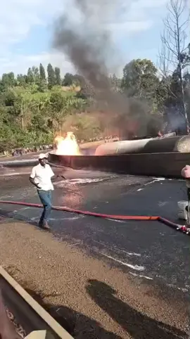 LPG tanker explodes at Mahiga-ini along Kenol Marua dual carriageway.#mathira #fyp #petroltanker #petrol #follower 