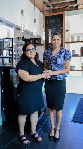¿Horchata y refresco de ensalada en Virginia? ¡Sí! En Old Town, Alexandria, La Pluma Coffee & Wine está poniendo el nombre de El Salvador en alto. Su fundadora, Iliana Meléndez, comparte nuestros sabores únicos entre vinos y café… y pronto también en El Salvador. 🍷☕ Una historia que demuestra que cuando los sueños viajan, la cultura también brilla.  Historia completa en mi canal de YouTube: @milenamayorgasv  #SociaParaElDesarrollo #ElSalvador #Virginia #Emprendimiento #ParaTi  