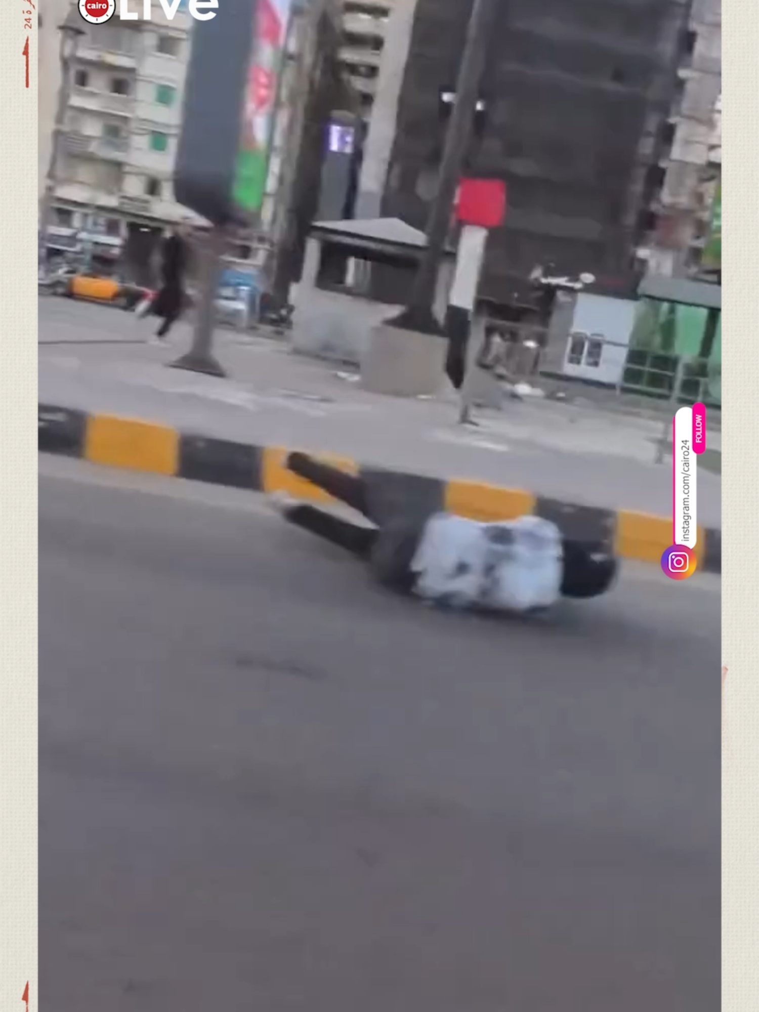 سباق دراجات.. لحظة سقوط قائد دراجة نارية حاول تفادي شخص أثناء عبوره طريق الكورنيش