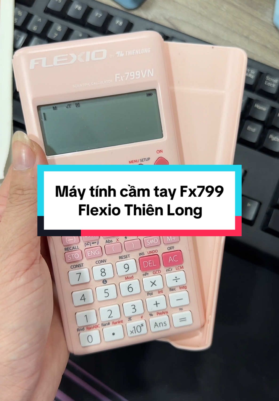 Chiếc máy tính cầm tay màu hồng pastel Flexio Thiên Long xinh ơi là xinh luôn.  Tui đã dùng em máy tính này được hơn 1 năm rồi đó, mấy ông bà tranh thủ săn liền đi nha.  #maytinhcamtay #maytinhcasio #maytinhflexio #maytinhthienlong #hoccungchang #changdihoc 