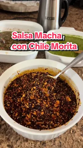 Salsa macha con chile morita  Ingredientes:  - 2 chiles guajillo  - 15 chiles morita  - Un puño de chiles de árbol  - 7 dientes de ajo  - 1/2 taza de ajonjolí  - Una taza de cacahuates  - Una tortilla  - 2 tazas de aceite de aguacate  - Sal al gusto  #salsamachaconchilemorita #susyrodriguez #salsamacha #machasalsa #spicysalsa 
