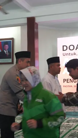 Bertempat di Pendopo Kabupaten Pacitan, Kapolres Pacitan bersama Forkopimda Kabupaten Pacitan dan komunitas ojek online Pacitan menggelar doa bersama untuk almarhum Affan Kurniawan, pengemudi ojek online yang meninggal dunia saat aksi unjuk rasa di Jakarta beberapa waktu lalu. Doa bersama ini menjadi wujud rasa duka cita mendalam serta penghormatan atas kepergian almarhum.  Semoga almarhum diterima di sisi-Nya, dan keluarga yang ditinggalkan diberikan ketabahan serta kekuatan.