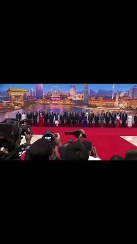 Interestingly, Prime Minister of Cambodia 🇰🇭 , is set to take a prominent center stage at a photo-op of the Shanghai Cooperation Organization (SCO) leaders, as well as leaders of dialogue partner countries and international organizations, on the evening of August 31, 2025, in Tianjin, China. #ThailandIsNotInvited 🤭 🫡គួរជាការចាប់អារម្មណ៍ សម្តេចមហាបវរធិបតី ហ៊ុន ម៉ាណែត នាយករដ្ឋមន្ត្រីកម្ពុជា ត្រូវបានរៀបចំឈរចំណុចកណ្តាលដ៏លេចធ្លោ ក្នុងពិធីថតរូបជុំគ្នានៃមេដឹកនាំកំពូលអង្គការសហប្រតិបត្តិការសៀងហៃ ព្រមទាំងមេដឹកនាំប្រទេសដៃគូសន្ទនា និងអង្គការអន្តរជាតិនានានៅល្ងាចថ្ងៃទី៣១ ខែសីហា ឆ្នាំ២០២៥នេះ នាទីក្រុងធានជីន ប្រទេសចិន។ ចំណែកប្រទេសថៃ មិនត្រូវបានមហាយក្សចិនអញ្ជើញឡើយ🤭