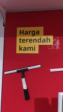 IKEA alat pembersih kaca murah, terbuat dari bahan karet dan body plastik. Cocok digunakan dengan cairan pembersih kaca. 