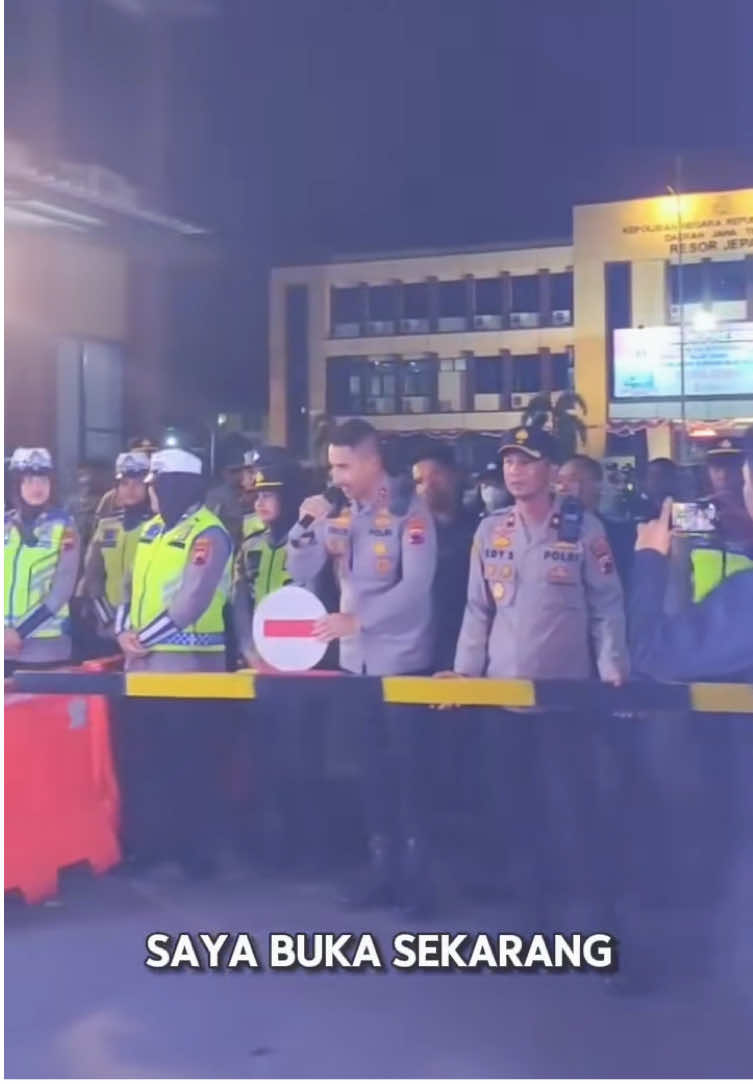 Kapolres Jepara AKBP Erick Budi Santoso, menemui para mahasiswa dan pendemo dengan  sangat humanis dan terbuka di Polres Jepara untuk mendengarkan langsung aspirasi yang di suarakan. Sc/Vt: @kibowbicara #polresjepara #kapolresjepara