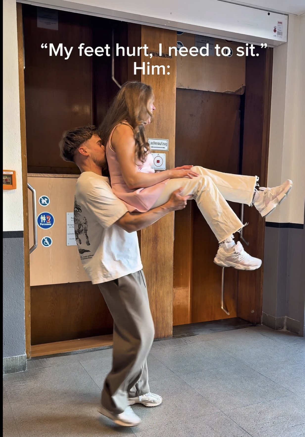 We love these little silly couple trends 😅❤️ Tag someone you'd like to try out the trend with.💌 #couplelifttrend #liftingtrend  #stronglove #coupledance  #coupletrend                         