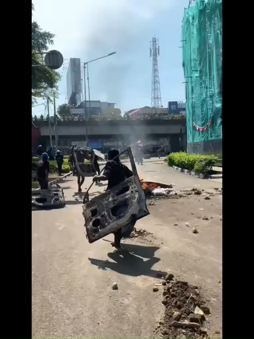 Gelombang demonstrasi di Jakarta pada 25–30 Agustus 2025 berawal dari penolakan masyarakat, terutama mahasiswa, pekerja, dan pengemudi ojek daring, terhadap usulan kenaikan tunjangan dan gaji anggota DPR yang dinilai tidak adil di tengah kondisi ekonomi sulit, sehingga sejak 25 Agustus aksi digelar di depan Gedung DPR/MPR dan berujung bentrokan dengan aparat yang menggunakan water cannon serta gas air mata; situasi semakin memanas pada 28 Agustus ketika seorang pengemudi ojek daring, Affan Kurniawan, tewas terlindas kendaraan taktis Brimob yang kemudian memicu gelombang protes lebih besar hingga 29 Agustus dengan aksi massa yang meluas ke berbagai kota, termasuk blokade jalan, pembakaran halte, dan penyerangan kantor pemerintah daerah; puncaknya pada 30 Agustus Presiden Prabowo membatalkan kunjungan ke China untuk fokus mengatasi krisis, pemerintah mengumumkan pencabutan tunjangan luar negeri DPR sebagai bentuk konsesi, namun tetap mengingatkan akan bertindak tegas terhadap aksi anarkis yang mengancam stabilitas negara (Reuters, 25–31 Agustus 2025).#DEMO
