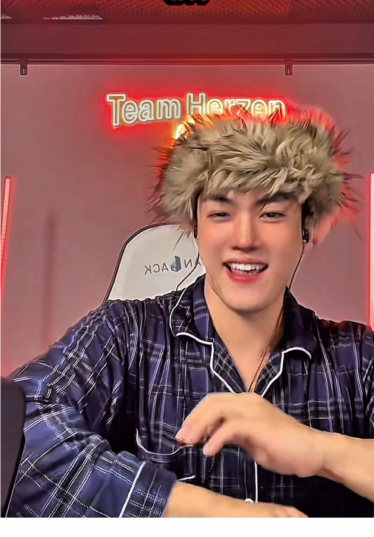 A whole vibe 😎🕺 follow @🍔Herzen🍔  #djherzen #model #tiktoklivekorea #happyvibes #CapCut 