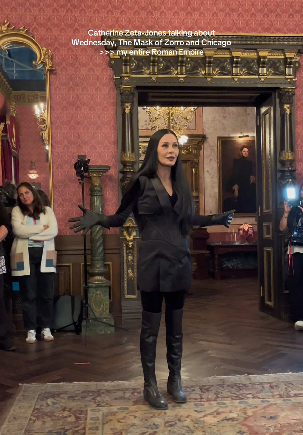 Still can’t believe I got to meet #CatherineZetaJones on the Wednesday set 🖤 … and then she casually talked about The Mask of Zorro AND Chicago 😭✨ #Wednesday #wednesdayseason2 