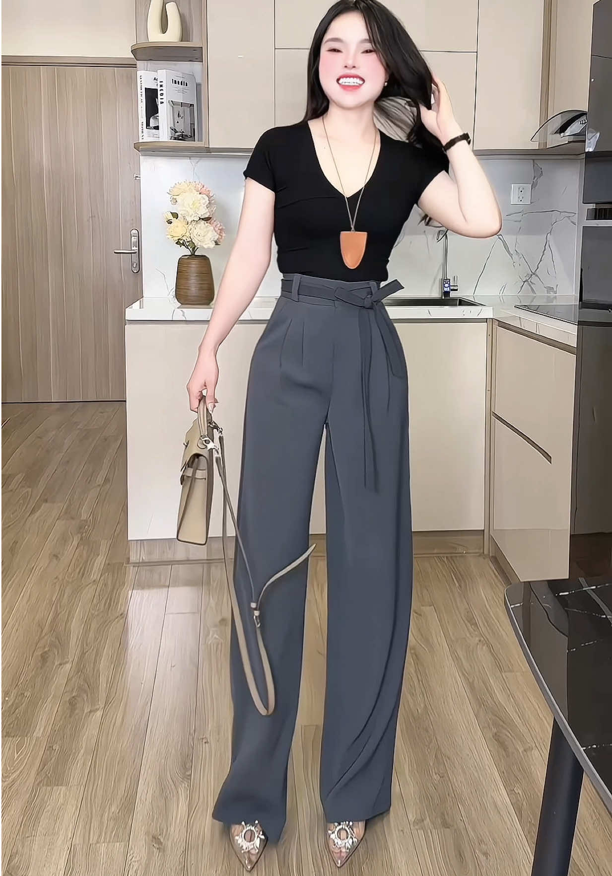 Quần suông cạp cao tôn dáng mặt chất mềm mà tôn dáng lên form đẹp nha #quan #quancongso #quansuong #quansuongnu #quansuongongrong