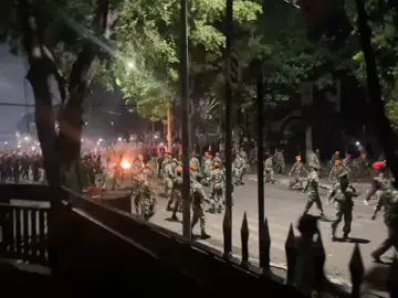 Kwitang - Jakarta tadi malam.. pokoknya kalian stay safe dlu yaa para aksi unjuk rasa 🙏🏻 KALIAN JANGAN M*T1 🙏🏻 #demo #staysafe #polisi #demodpr #dpr 