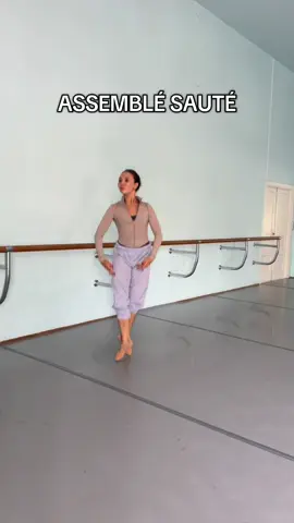 Комбинация ассамбле — отличный способ отработать силу прыжка, синхронность ног и лёгкость приземления. Важно чувствовать, как обе ноги соединяются в воздухе, и сохранять корпус стабильным. Балет требует точности в каждом движении ✨ #хореография #балет #фигурноекатание #художественнаягимнастика 