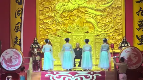 Thử một lần làm Vua khi đi du lịch Trung Quốc.