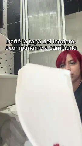 Cambiando la tapa del inodoro, tutorial para mujeres independientes que no necesitan a ningún hombre 💋 #fyp #foryou #parati #comedia #humor 
