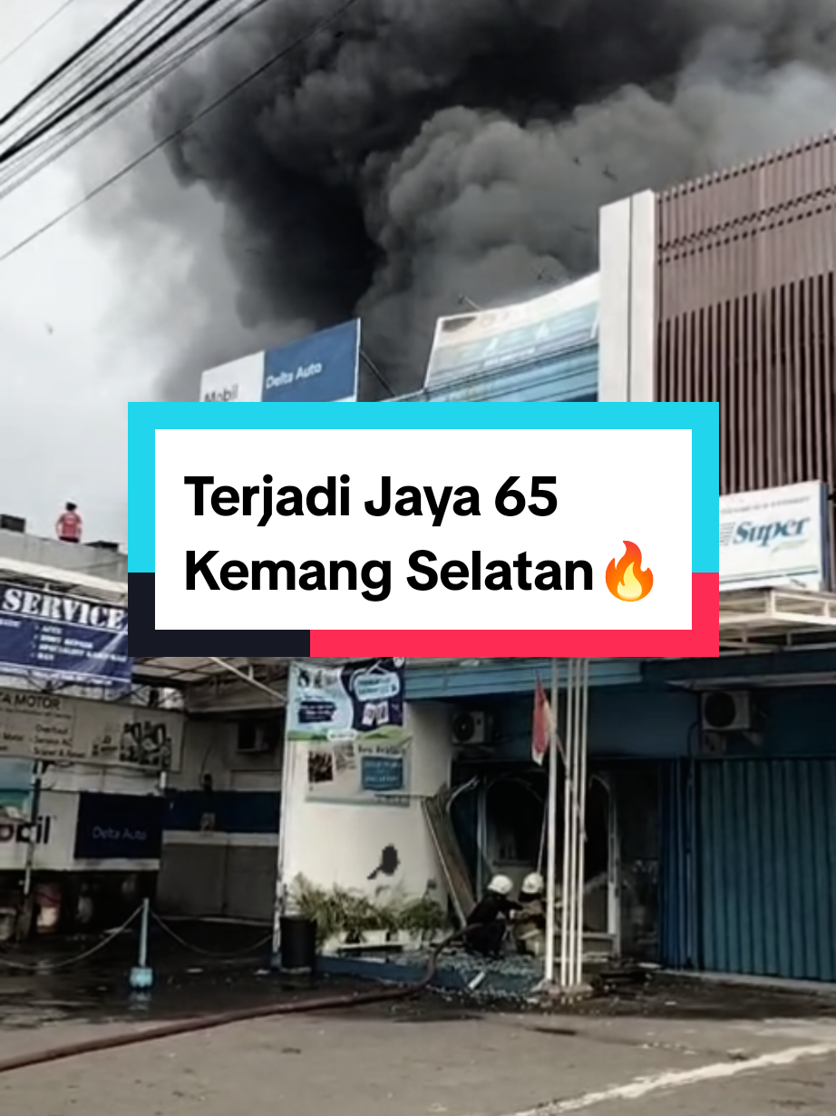 Terjadi kebakaran pada bangunan ruko dikawasan Kemang Selatan. Minggu, 31 Agustus 2025, pukul 14.00 WIB. Tidak ada korban jiwa dalam kebakaran tersebut. #satriabiru #damkarjaksel #pemadamjakarta #pemadamkebakaran #damkarhits 