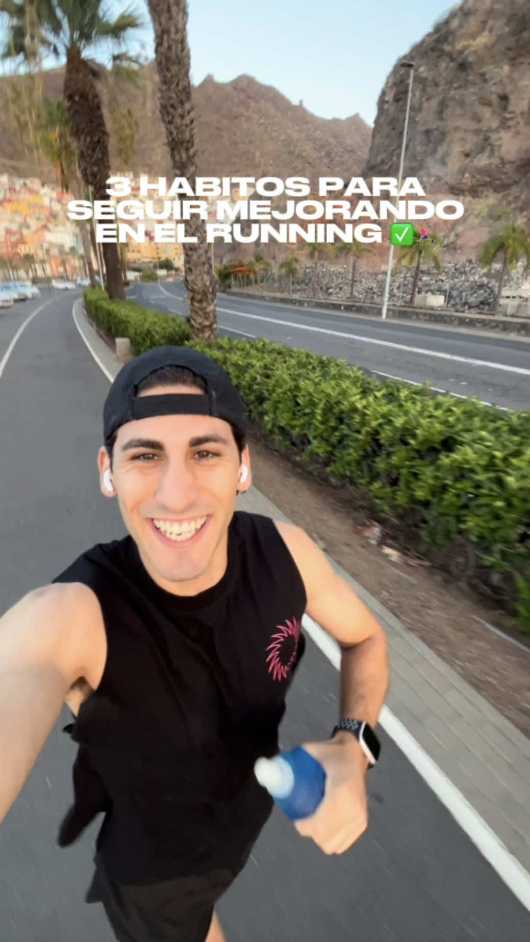 Muchos runners piensan que para mejorar en el running solo hace falta correr más rápido o más kilómetros, pero la realidad es que son los pequeños hábitos los que marcan la diferencia. Tener siempre alguna carrera en el calendario, aunque sea cada cierto tiempo, te da un objetivo real que te mantiene enfocado. Compartir tus entrenamientos en Strava, con amigos o en redes sociales te genera ese plus de motivación y comunidad que todo runner necesita. Y lo más importante, convertir el running en parte de tu rutina, algo tan natural como ir a trabajar o dormir, porque ahí es donde la mejora se vuelve imparable. Al final, son estos detalles los que hacen que sigamos motivados, que rindamos mejor y, sobre todo, que nunca dejemos de disfrutar del camino #run #Running #runner #runtok #correr #runnerslife #runners #atletahibrido 