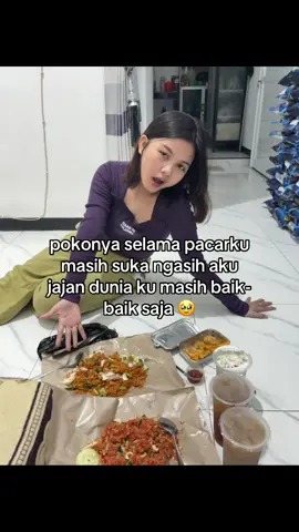 apresiasi kecill buat pacarku krna selalu sempetin ke rumah bawa jajan banyaaaak 🥹 #bazar #jajanantiktok #couple @bachtiarrr 