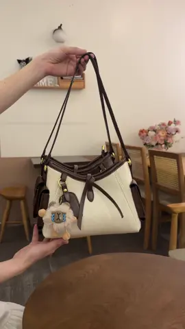 Xinh iuu đến từ nhà Liin Bag kèm charm gấu ạ#tuideocheo #tuixach #tuideocheonu #tuodeocheomini 