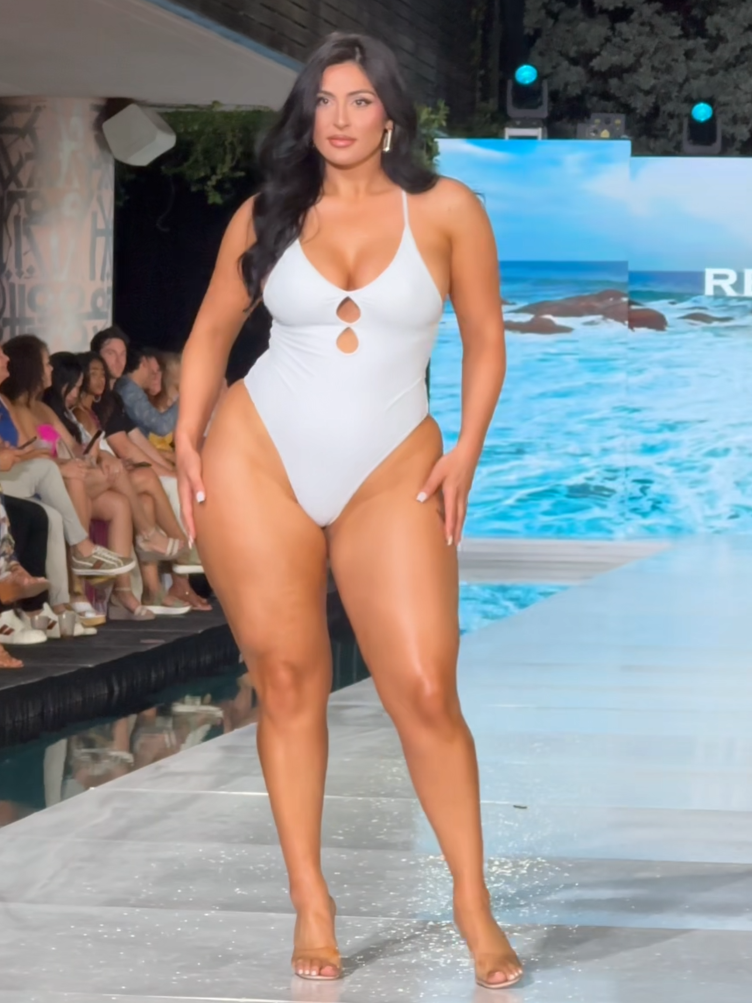🔥 RELLECIGA Runway Takeover 🔥 One walk. One vibe. One unforgettable moment. 💃✨ Confidence was the outfit, the bikini was just the bonus. 👙🌊 Would you replay this walk? 👀👇 #Relleciga #MiamiSwimWeek #RunwayTakeover #BikiniEnergy #CatwalkQueen #curvybodies