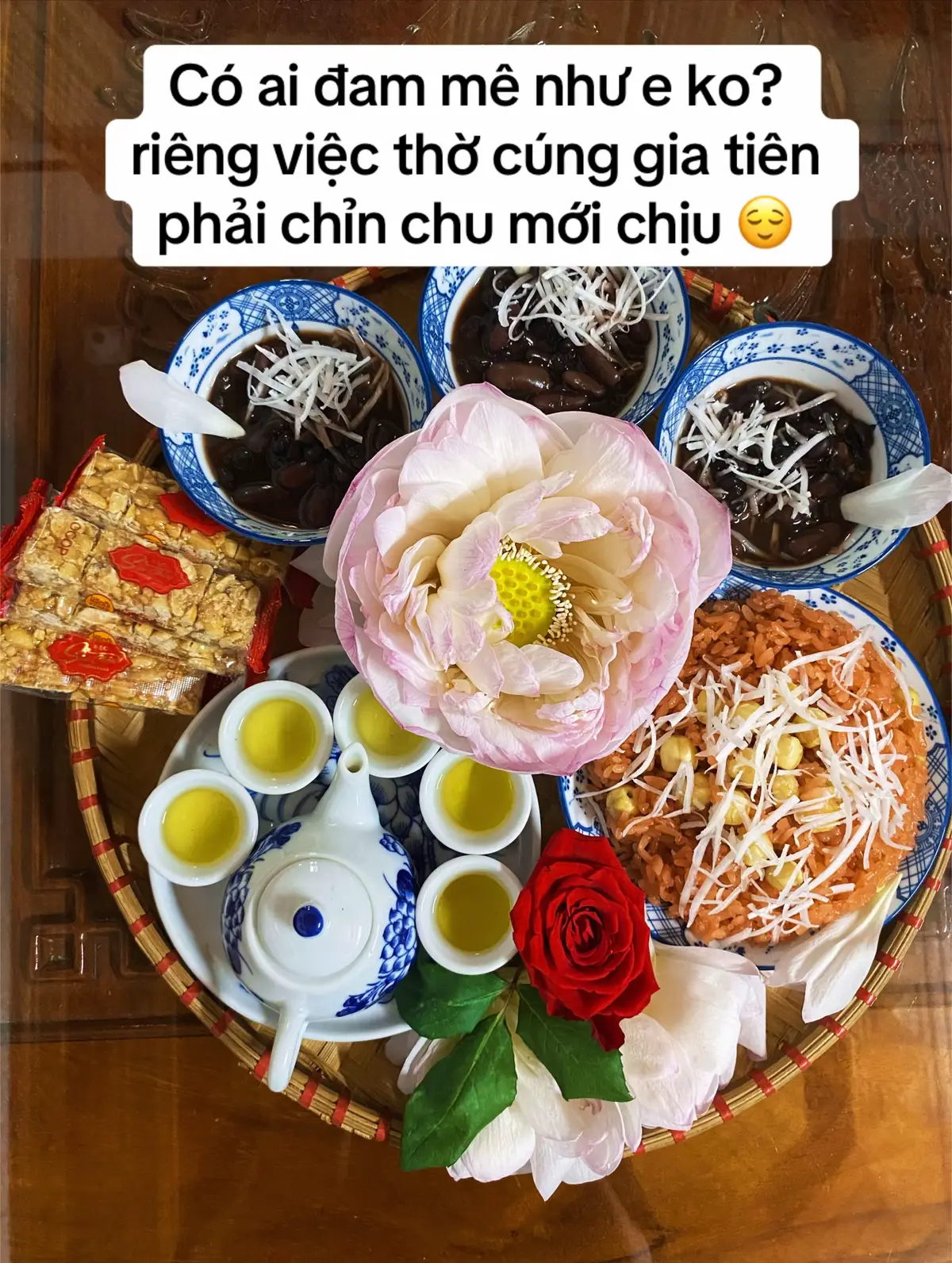 Mình bị đam mê thờ cúng gia tiên, ngày m1 rằm và các ngày lễ là thích bày biện, sắm sửa, nấu xôi chè nữa. Đi đâu có đặc sản bánh kẹo cổ truyền gì là mua về dâng cúng gia tiên. Có bác nào nghiện như e ko? 😅 #thocung #tamlinh 