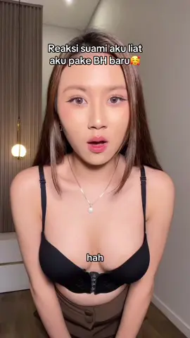 Menggoda di waktu yang tidak tepat😅 Akibat cuman tidur 3 jam semalem ketiduran di mobil lagi pas pulang kerja. Liat aku punya susu baru pun berubah jadi tobrut gak peduli. Yang penting tidur🙈 Kurang asem kamu beb. Ntar orang mikir aneh-aneh loh. Tapi jujur kita berdua bener-bener sibuk banget sih. Setiap ketemu udah cape banget bawaannya pengen langsung tidur kita berdua. Jadi jangan mikir aneh-aneh ya guys🙏  LINK BRA BELOM ADA INI BRA COLLAB AKU SAMA @choiseofficial. (Ditunggu tanggal mainnya)😎 