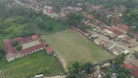 Penuh drama dan aksi-aksi memukau.Publik tuan rumah pun menghakhiri laga dengan kepala tegak setelah team kebanggan mereka Portal fc memastikan satu tiket ke Final.    Terus berikan dukungan dan semangat untuk team kebanggaan kita. @SAGA FC @PORTAL FC @VAR STORY @bolasumbar 