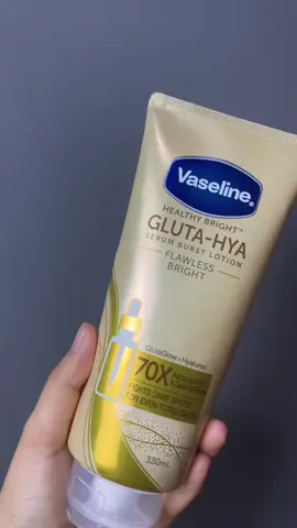 Serum+lotion paket combo buat lindungi kulit dari sinar UV dan mencerahkan sekaliguss😭🫶 wah gila si body care dari @Vaseline Indonesia emang ga ada obat 😙 #vaseline #bodycare #skincare #fyp #racuntiktok 