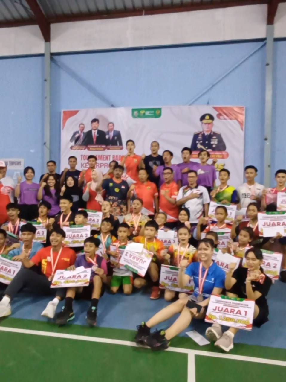 Bengkulu, mediabengkulu.co – Turnamen bulu tangkis Kejurprov PBSI Bengkulu 2025 resmi ditutup pada Minggu (31/8/2025), oleh perwakilan PP PBSI Pusat, Fierli. Penutupan acara dalam suasana penuh semangat dan apresiasi atas kerja keras seluruh atlet, pelatih, dan panitia. “Pemenang akan mendapatkan hadiah dan bonus sebagai bentuk penghargaan atas perjuangan mereka,” ungkap Fierli, saat memberikan sambutan penutupan di lapangan Badminton 55, Kota Bengkulu. selengkapnya: https://mediabengkulu.co/kejurprov-pbsi-bengkulu-2025-resmi-ditutup-atlet-muda-berbakat-unjuk-prestasi/ @Suharto MBA @banyusuharto  #badminton #pbsi #pbsibengkulu #bengkulu #bulutangkis 