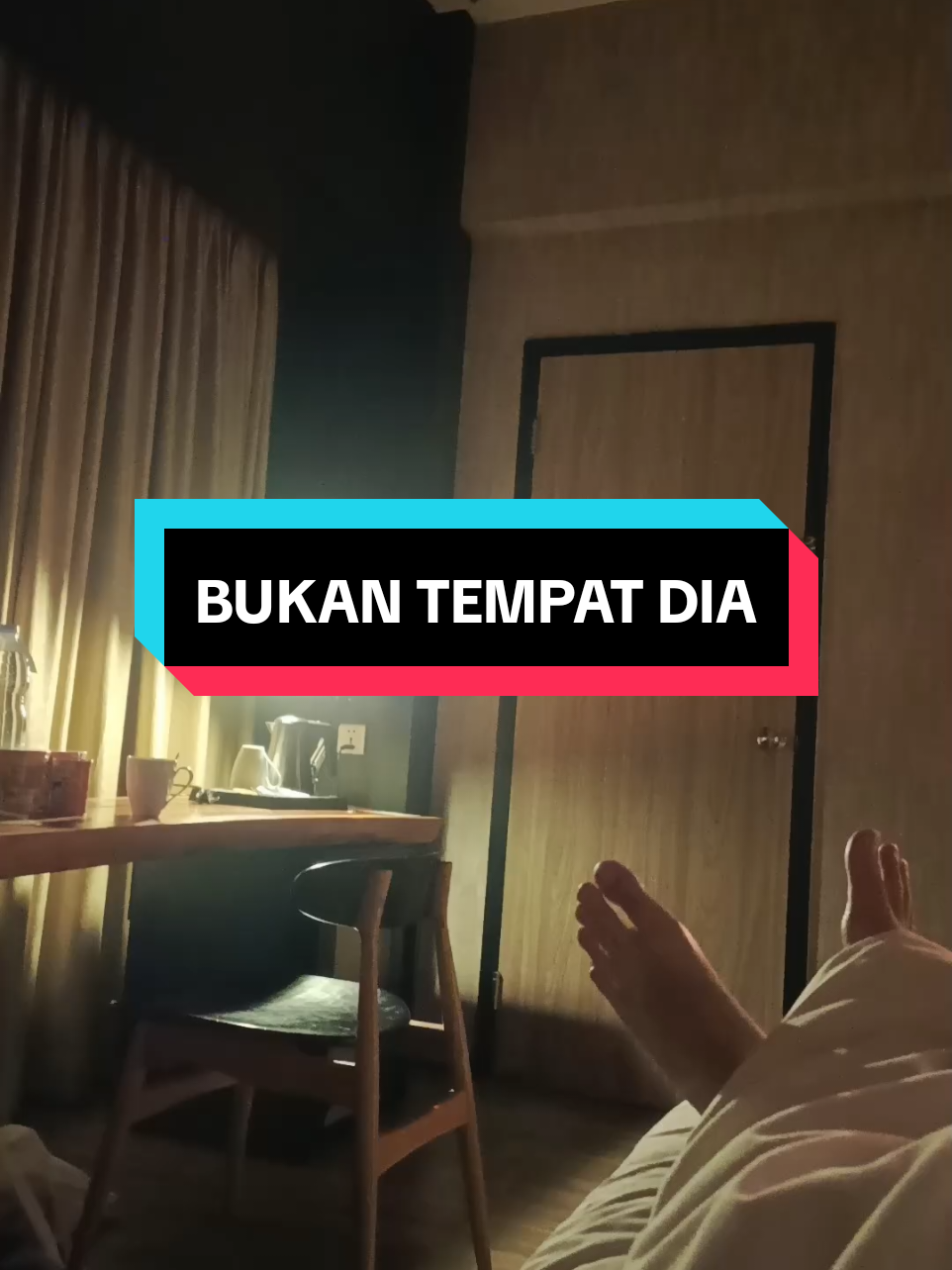 dia berada di tempat yg seharusnya dia tidak berada disana.. buat yg paham²saja.. 